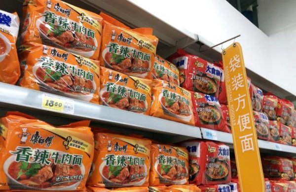 天载配资  “涨了5毛钱”被商家“背刺”，康师傅少卖11亿元，方便面饮料都在跌，半年流失3400多个经销商