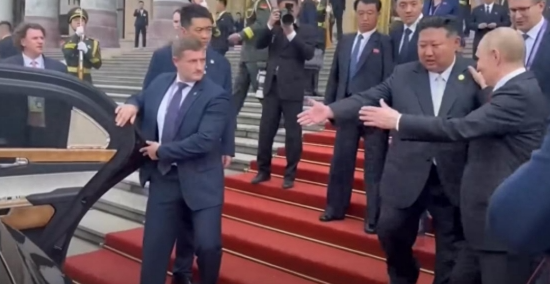 红牛配资 阅兵刚结束，普京一把将金正恩拉上车，用一句真心话换来一个承诺